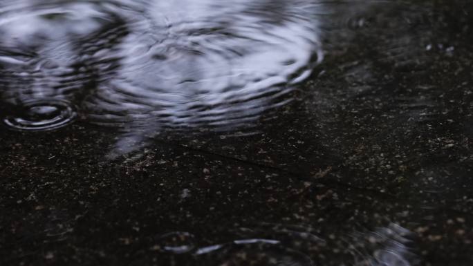 各种雨滴地面溅起涟漪的唯美镜头