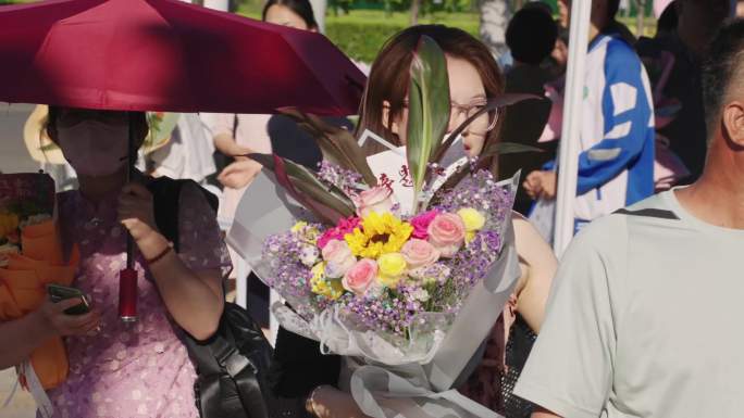 高考 给考生送花 合影