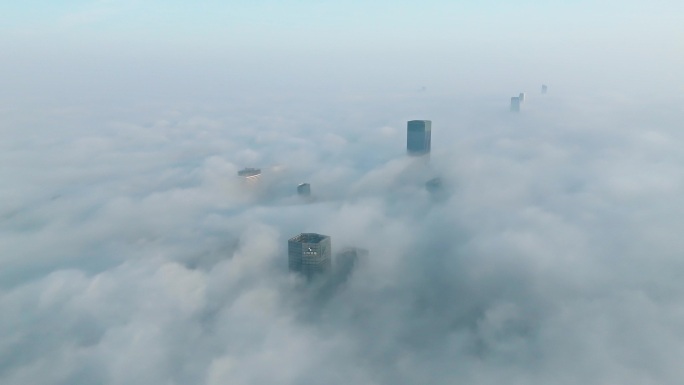 大雾中的沈阳摩天大楼长镜头可加速