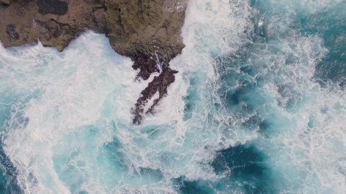 海浪浪花拍打礁石航拍