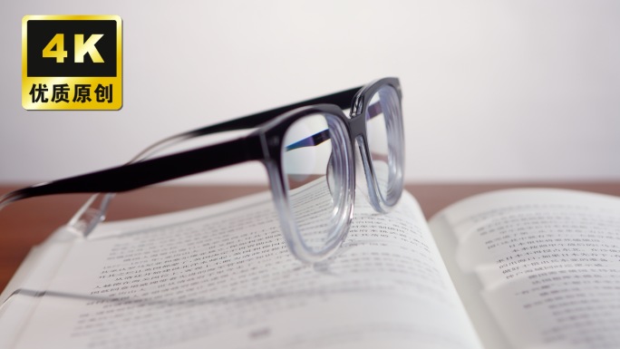 带近视眼镜看书视力模糊近视眼看书阅读