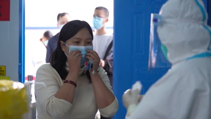 65医院核酸检测现场1