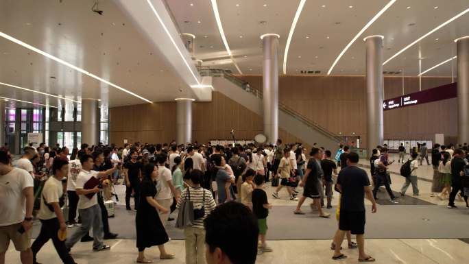 深圳国际会展中心通道人来人往