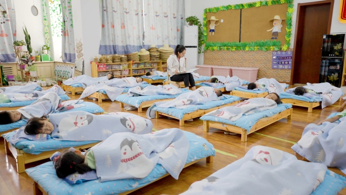 幼儿园午睡幼师爱心