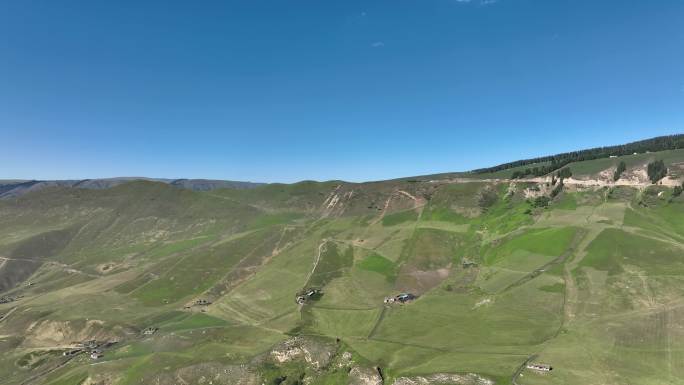 天山山脉的山谷村庄