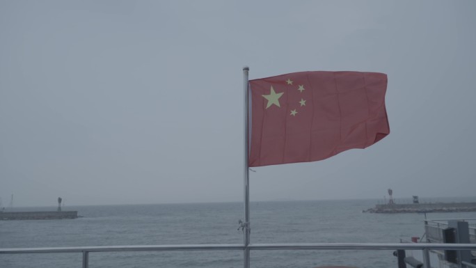 海面上飘扬的红旗