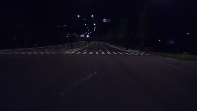 夜晚路灯下的公路贴地航拍