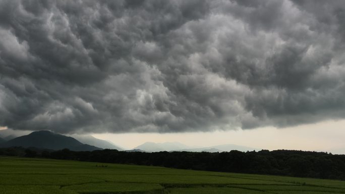 夏季暴雨来临前的征兆黑云遍布