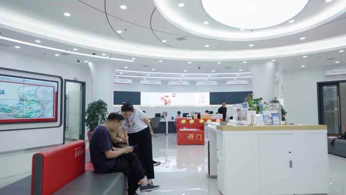 银行柜台营业大厅办理业务银行柜员