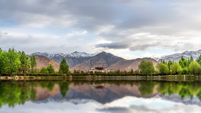 中国西藏拉萨布达拉宫湖面倒影延时摄影