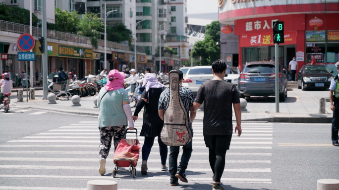 盲人出行帮助盲人过马路行走