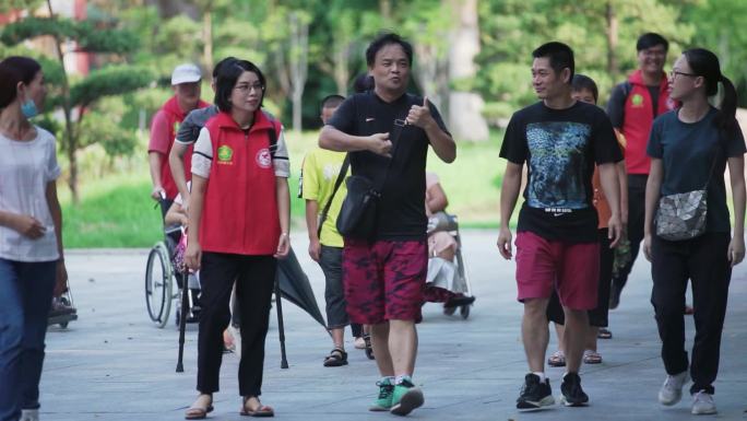 残疾人手语交流聋哑人一群残疾人游玩