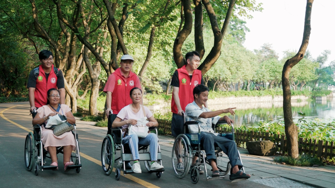 帮助残疾人推轮椅游览景区景点游玩
