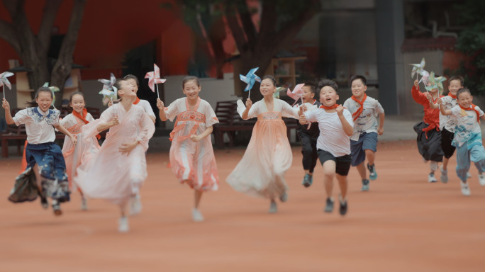 小学生奔跑儿童微笑健康成长