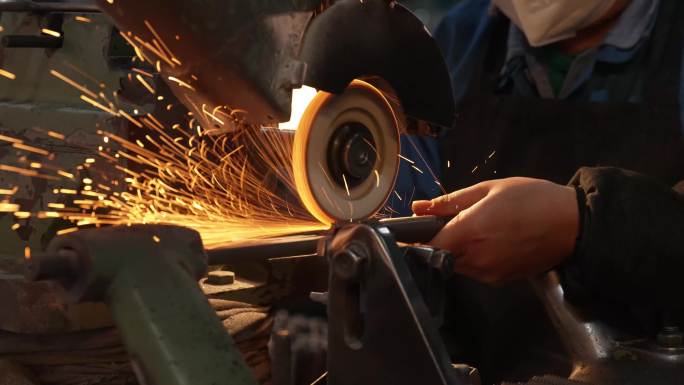 工厂工人打磨制造管件磨具火花四溅1
