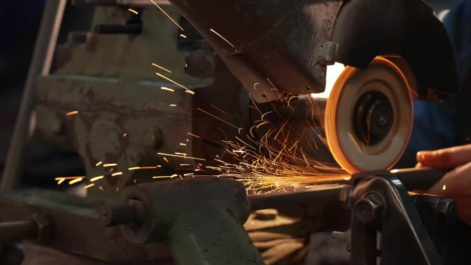 工厂工人打磨制造管件磨具火花四溅6
