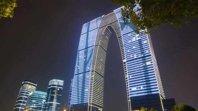 江苏苏州金鸡湖景区东方之门夜晚夜景人流唯