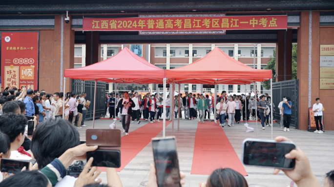 高考结束考生跑出考场 家长焦急等待
