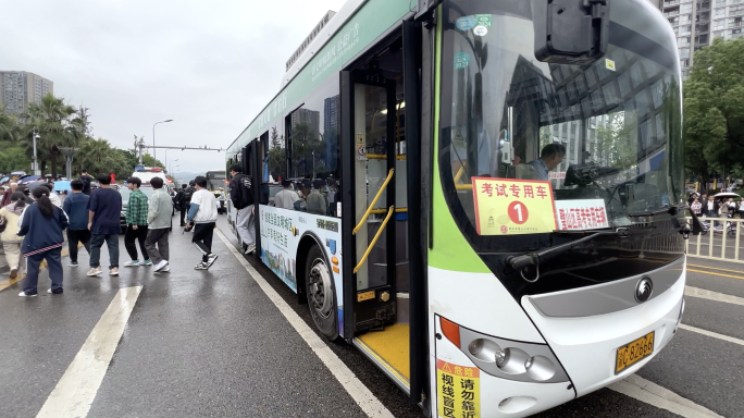 2024年高考公交车接送考生4K