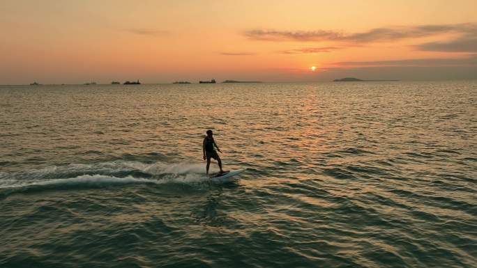 夕阳下男子冲浪02