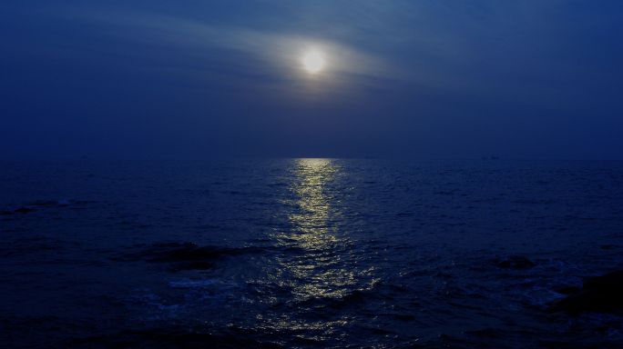伤感孤独意境空镜安静大海夜晚月光海面