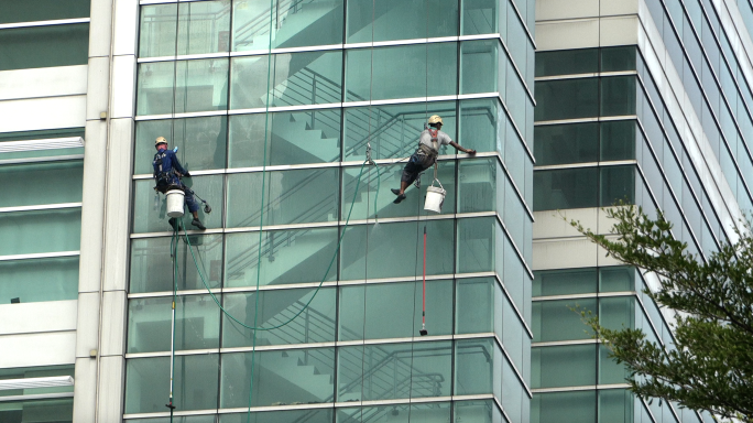 蜘蛛人在吉隆坡中国建行大楼高空作业4k