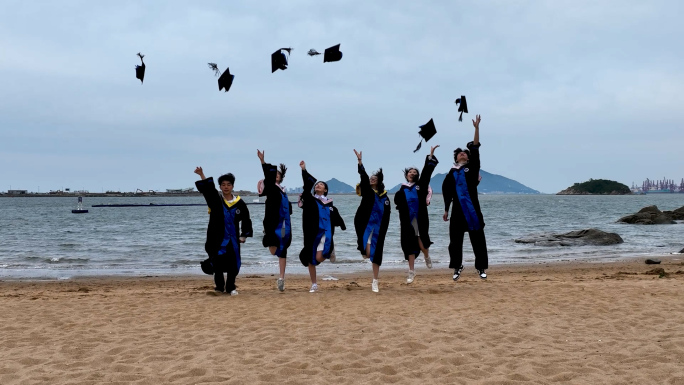 江苏海洋大学毕业季 海边唯美 扔学士帽