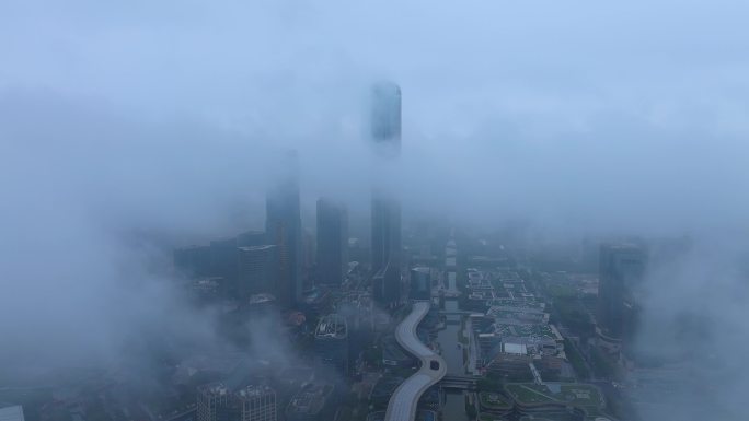 夏天雨后云雾缭绕的苏州工业园区城市风景