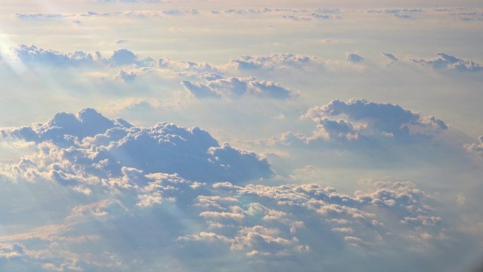 飞机飞行中俯瞰云层