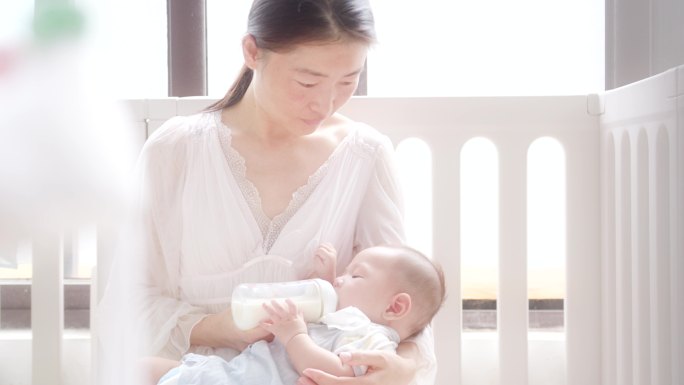 妈妈给宝宝喂奶