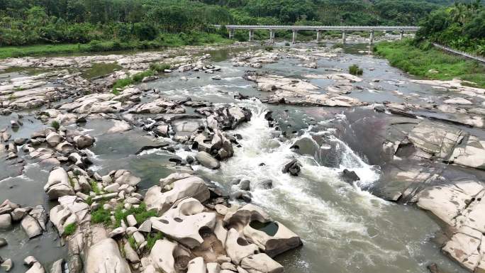 海南琼中乘坡河石臼群