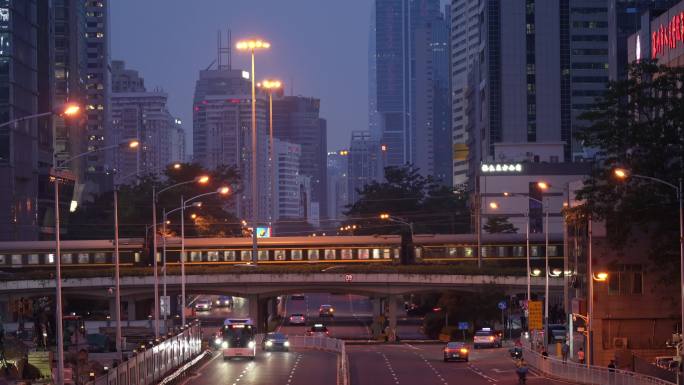 列车在城市中穿梭