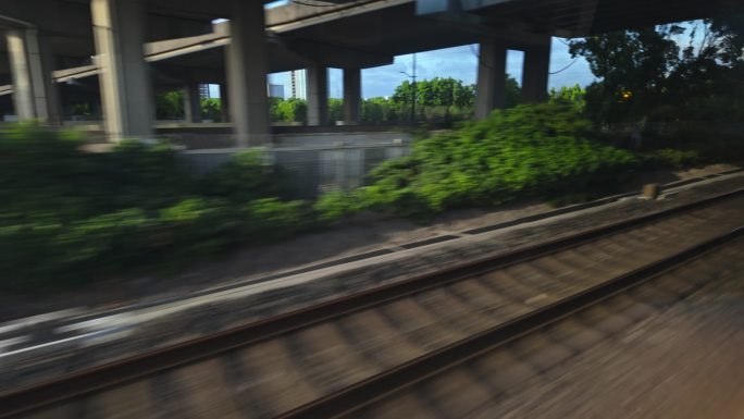 京沪高铁复兴号窗外飞驰而过的铁轨特写