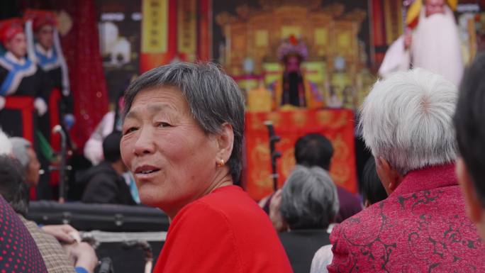 农村 老年人 看戏 热闹 聚集