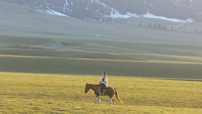 4K夕阳下那拉提草原上骑马的少女