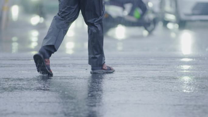 城市下雨雨中斑马线行人行走街拍