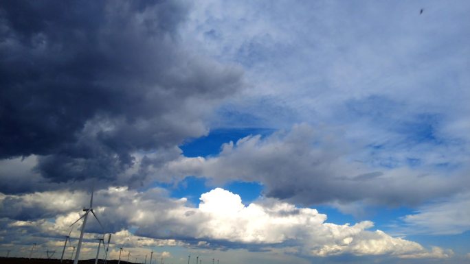 延时风电场蓝天白云瞬间乌云密布的天空变化