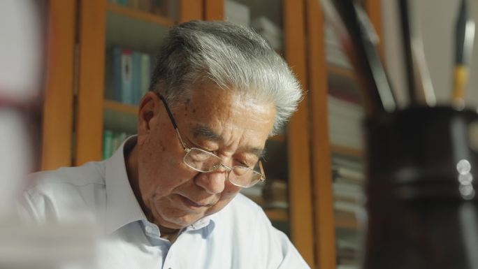 老教授写词 写作 写诗 书房