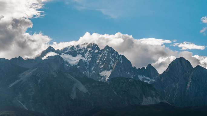 云南丽江玉龙雪山旅行日出日照金山