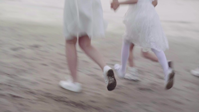 家人海边奔跑 海边一家人