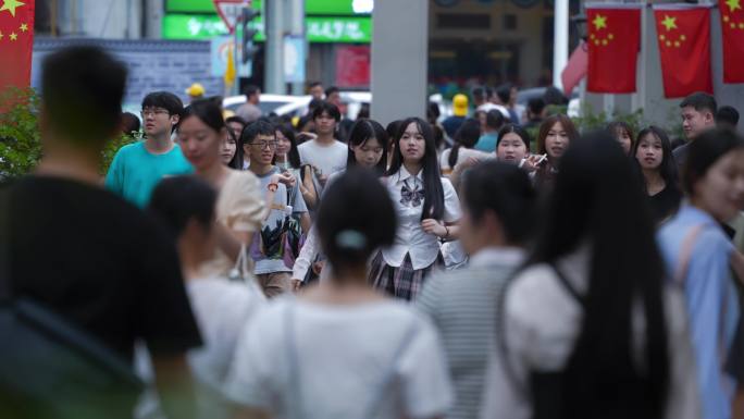 南宁步行街，三街两巷人来人往，黄金周