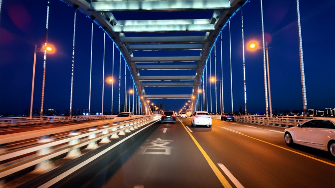 高速开车第一视角道路穿梭车流车窗外景色