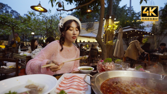 美女吃成都火锅被辣到4k