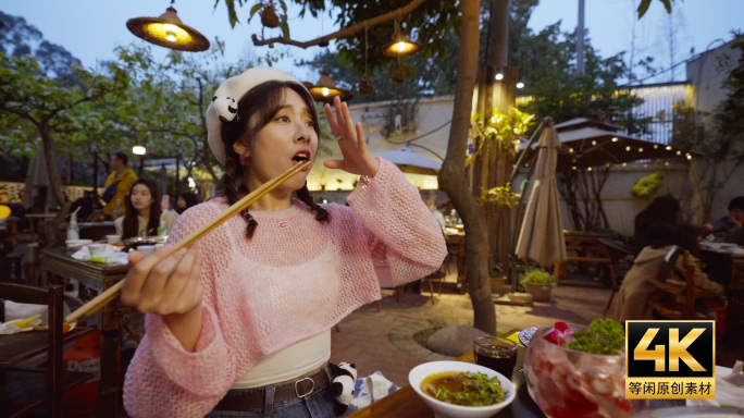 美女吃成都火锅被辣到4k