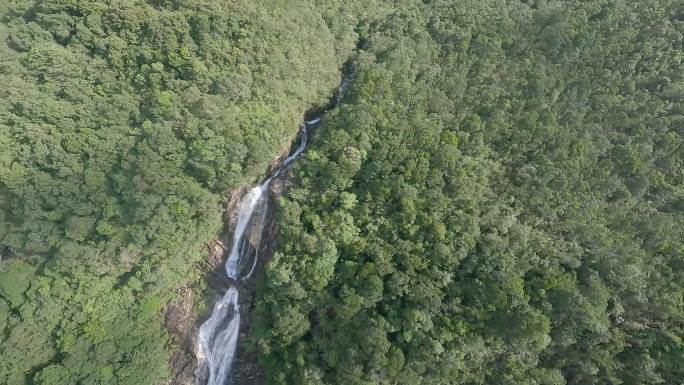 穿越机飞跃山间小瀑布溪流