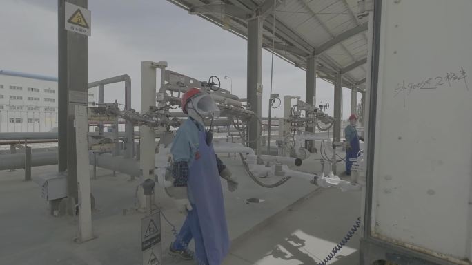 中国石油加气工人给槽车加LNG液化天然气