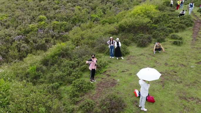 兰州市永登县骆驼场徒步的人