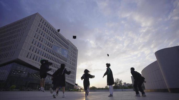 大学生毕业庆祝扔帽子