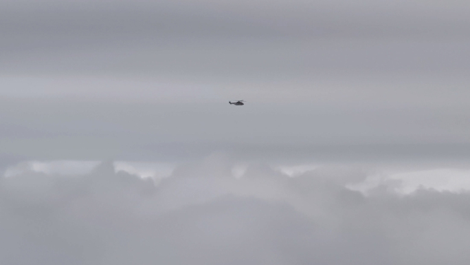 深圳海边直升机穿过云雾飞行及海上观光