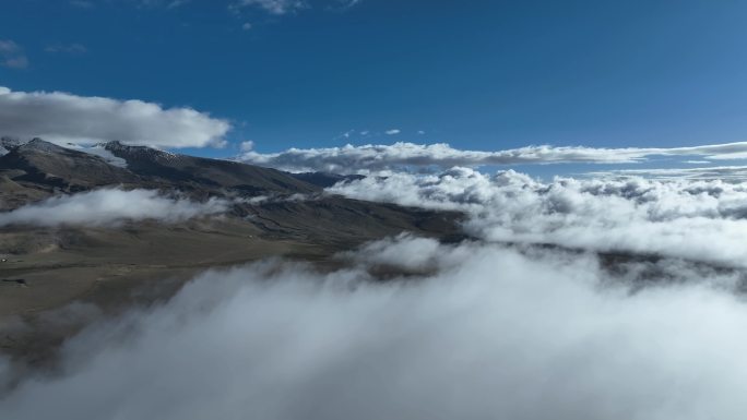 航拍西藏拉萨当雄云雾缭绕下的念青唐古拉山